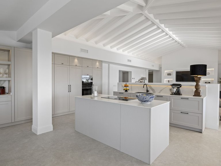 Villa for Sale in El Paraiso, Malaga 6