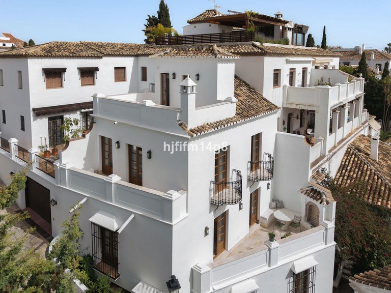 Villa for Sale in The Golden Mile, Malaga 1