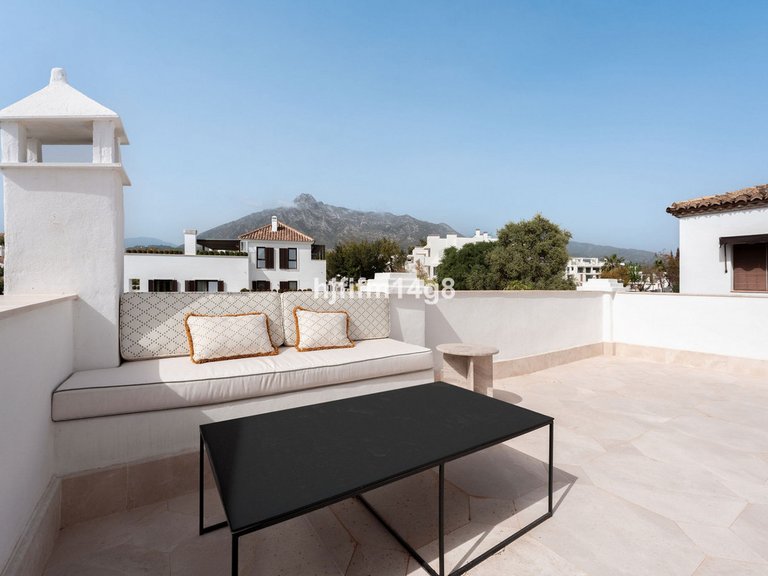 Villa for Sale in The Golden Mile, Malaga 2