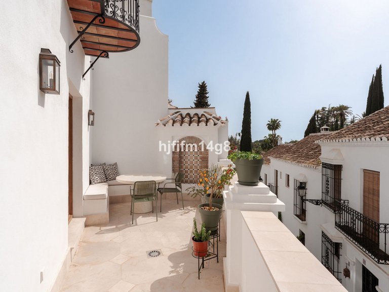 Villa for Sale in The Golden Mile, Malaga 3