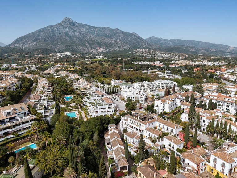 Villa for Sale in The Golden Mile, Malaga 37