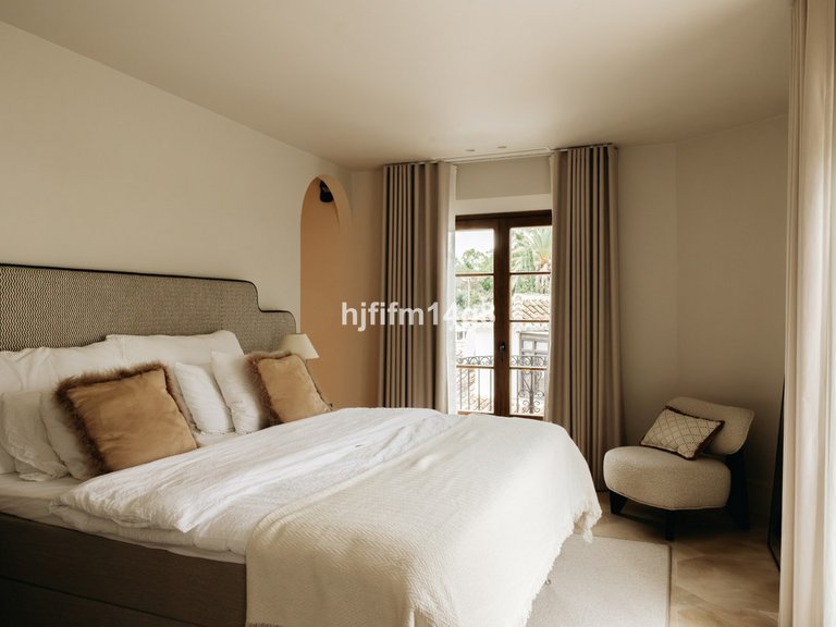 Villa for Sale in The Golden Mile, Malaga 6