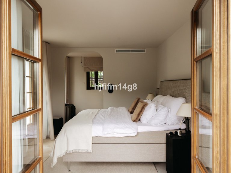 Villa for Sale in The Golden Mile, Malaga 7