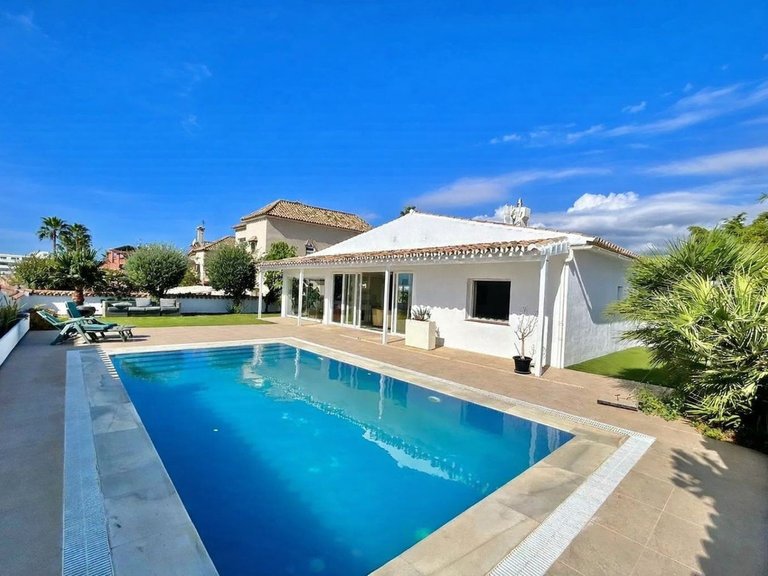 Villa for Sale in San Pedro De Alcántara, Malaga 2