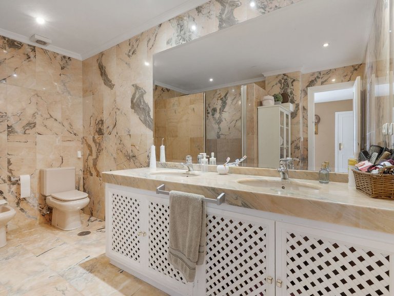 Apartment for Sale in Nueva Andalucía, Malaga 17