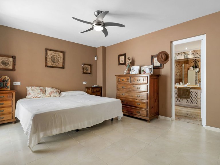Apartment for Sale in Nueva Andalucía, Malaga 19