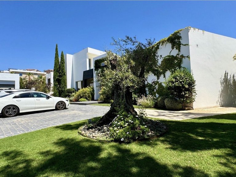 Villa for Sale in Los Flamingos, Malaga 17