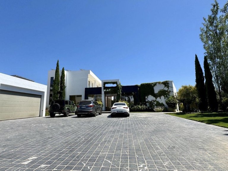Villa for Sale in Los Flamingos, Malaga 18