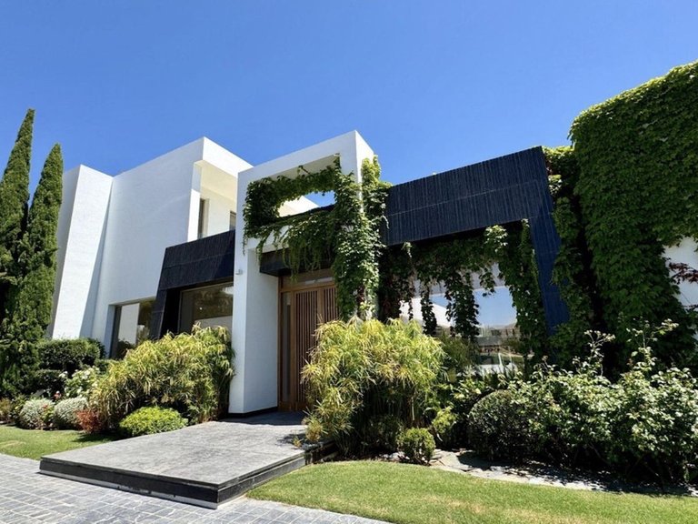 Villa for Sale in Los Flamingos, Malaga 4