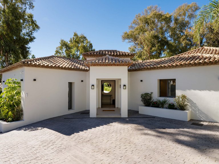 Villa for Sale in Nueva Andalucía, Malaga 35