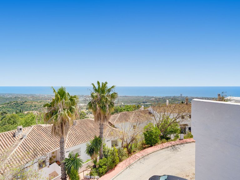 Villa for Sale in Altos De Los Monteros, Malaga 1