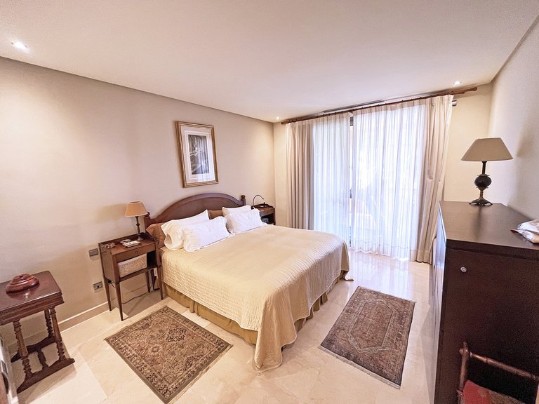 Apartment for Sale in The Golden Mile, Malaga 10