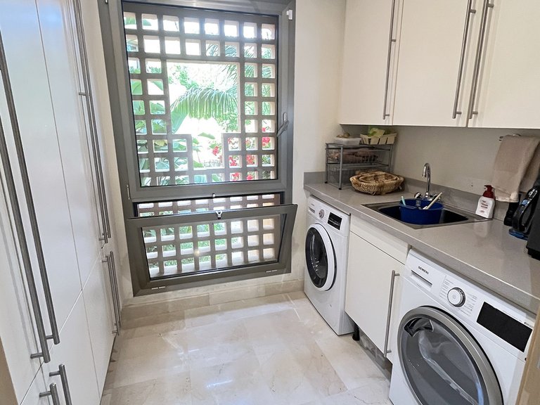 Apartment for Sale in The Golden Mile, Malaga 31