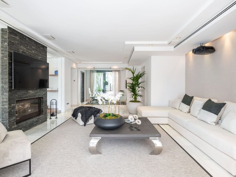 Villa for Sale in Nueva Andalucía, Malaga 11
