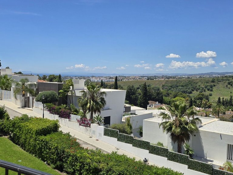 Apartment for Sale in El Paraiso, Malaga 1