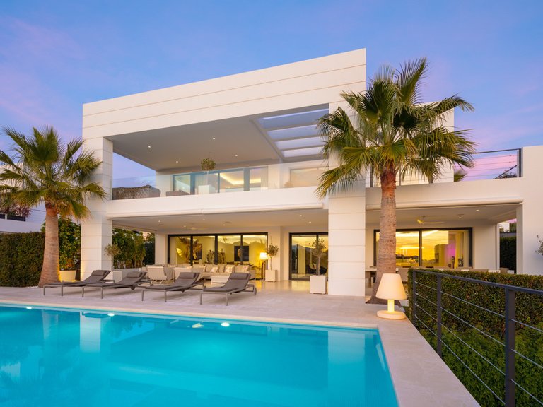 Villa for Sale in Nueva Andalucía, Malaga 1