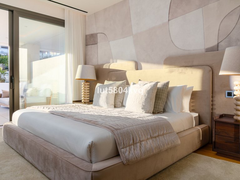 Apartment for Sale in The Golden Mile, Malaga 17