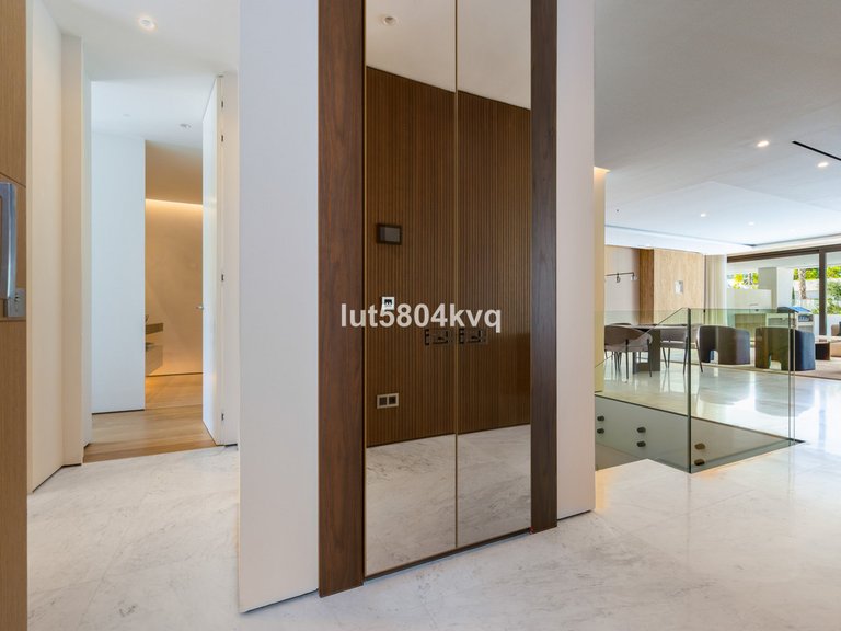 Apartment for Sale in The Golden Mile, Malaga 18