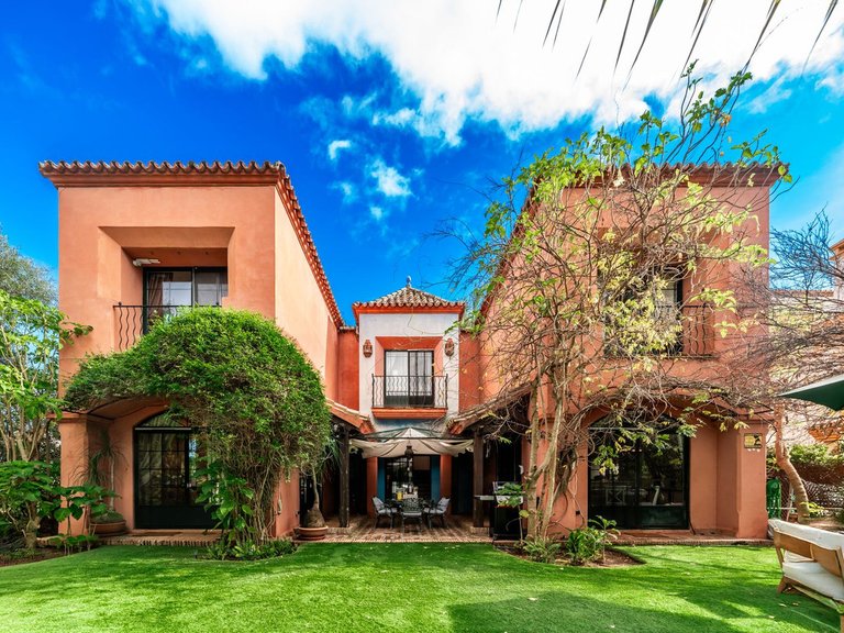 Villa for Weekly Rent in Guadalmina Baja, Malaga 1