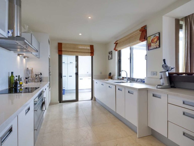 Apartment for Sale in New Golden Mile, Malaga 6