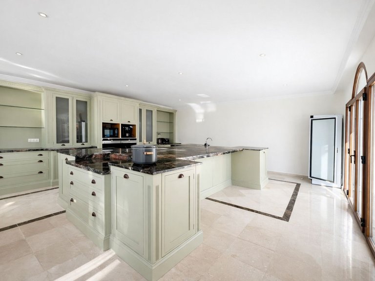 Villa for Sale in Benahavís, Malaga 13