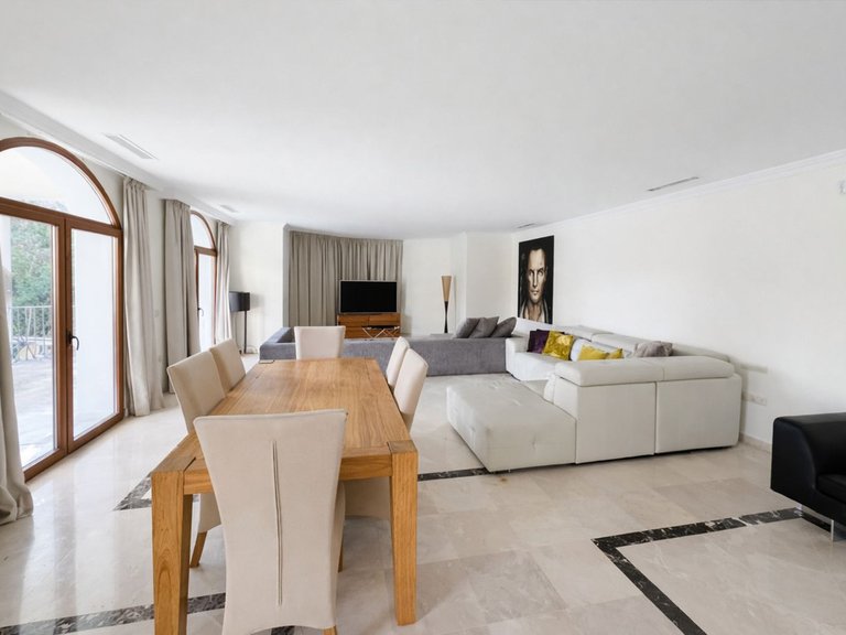 Villa for Sale in Benahavís, Malaga 17
