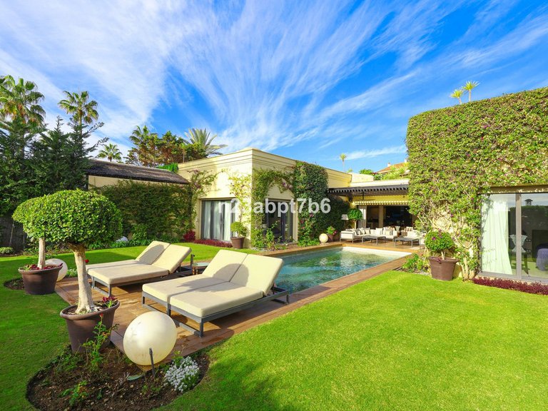 Villa for Sale in Puerto Banús, Malaga 10