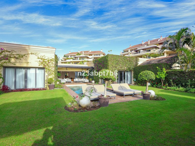 Villa for Sale in Puerto Banús, Malaga 11