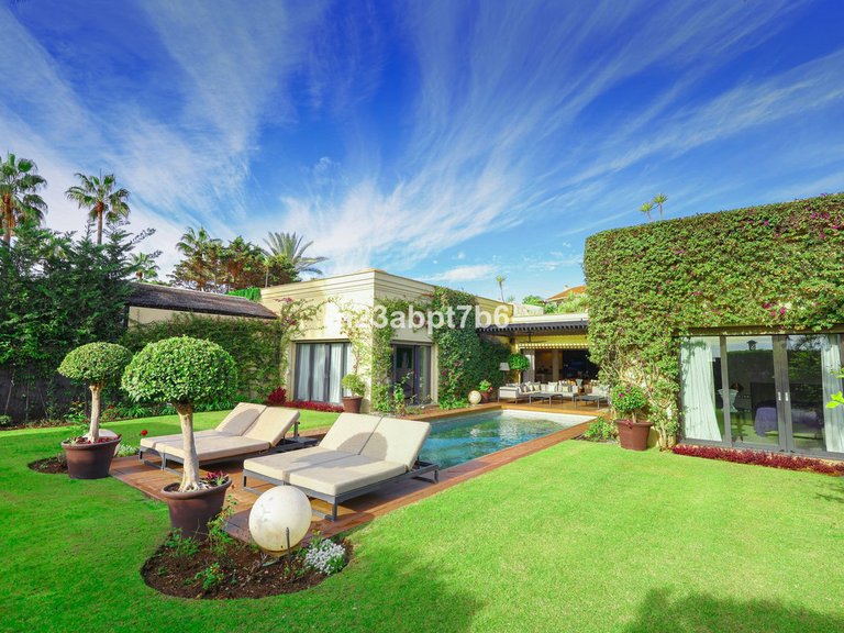 Villa for Sale in Puerto Banús, Malaga 13