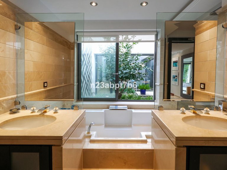 Villa for Sale in Puerto Banús, Malaga 27