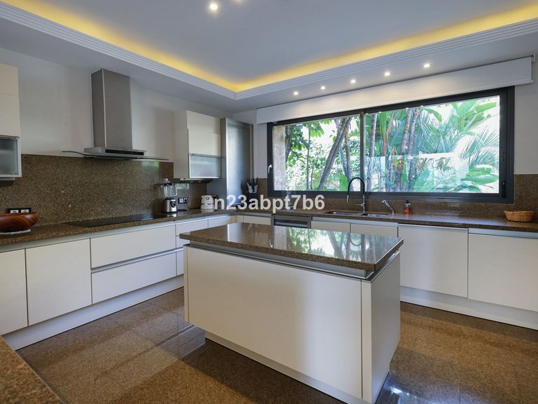 Villa for Sale in Puerto Banús, Malaga 8