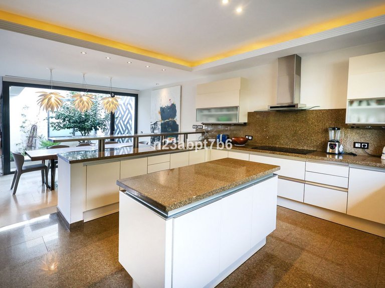 Villa for Sale in Puerto Banús, Malaga 9