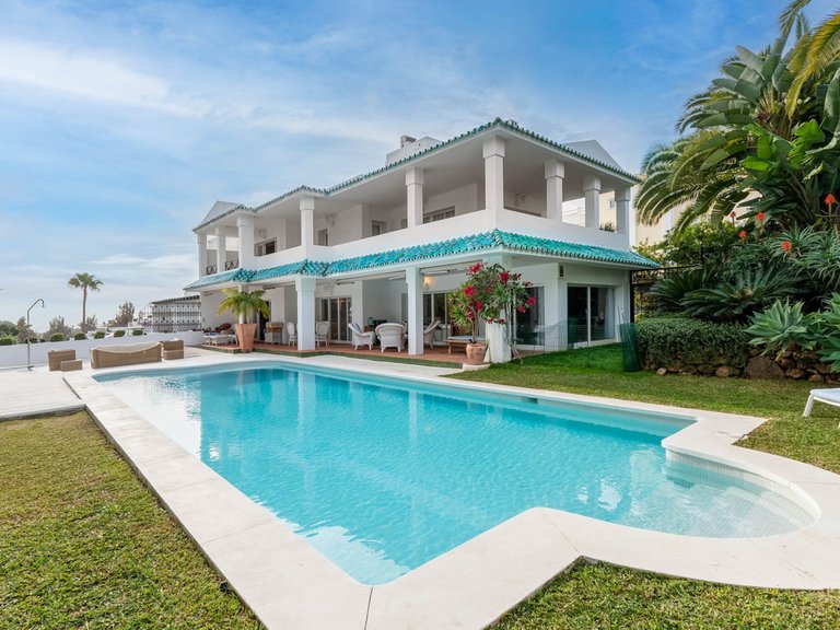 Villa for Sale in La Quinta, Malaga 1