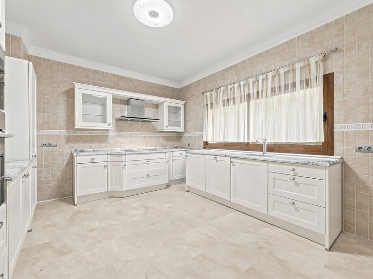 Villa for Sale in Hacienda Las Chapas, Malaga 12