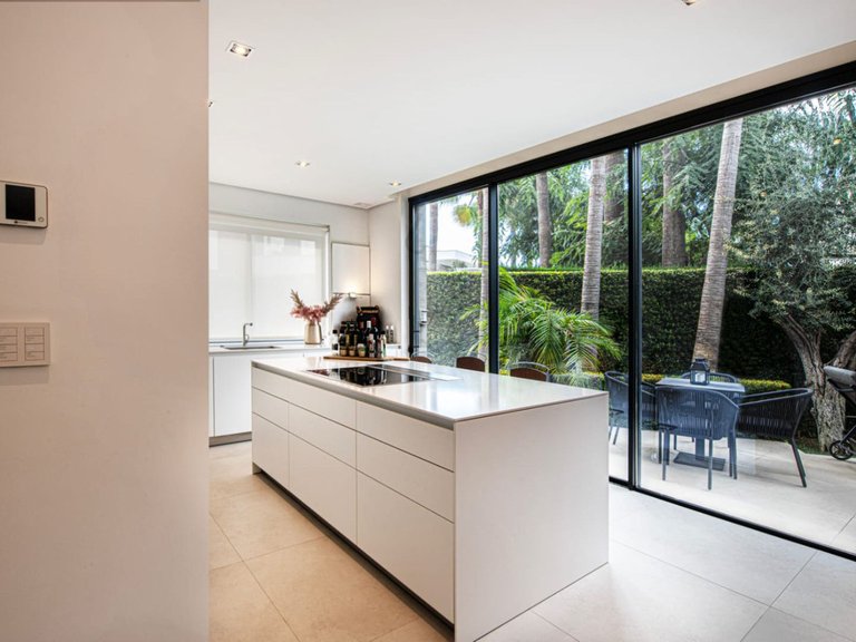 Villa for Sale in The Golden Mile, Malaga 11