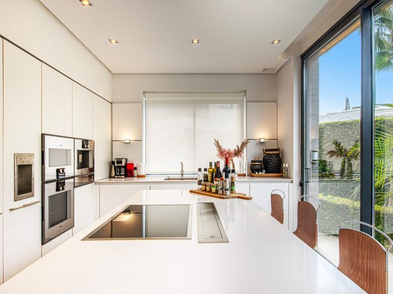 Villa for Sale in The Golden Mile, Malaga 13