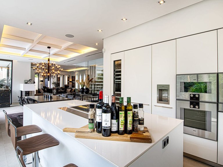 Villa for Sale in The Golden Mile, Malaga 14
