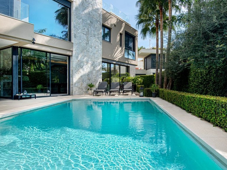Villa for Sale in The Golden Mile, Malaga 2