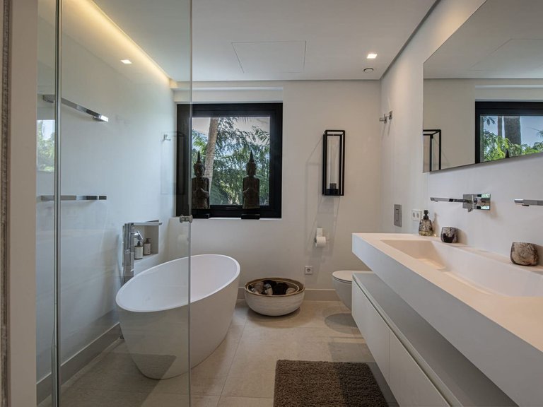Villa for Sale in The Golden Mile, Malaga 36