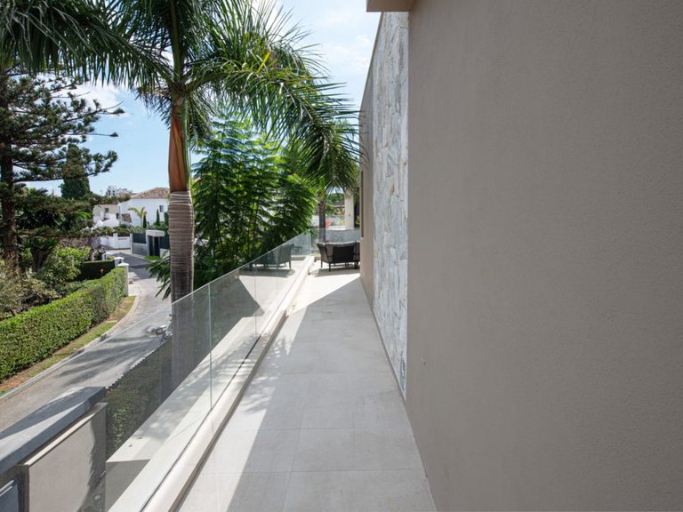 Villa for Sale in The Golden Mile, Malaga 38