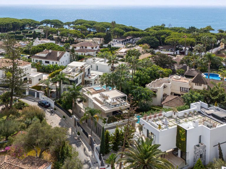 Villa for Sale in The Golden Mile, Malaga 4