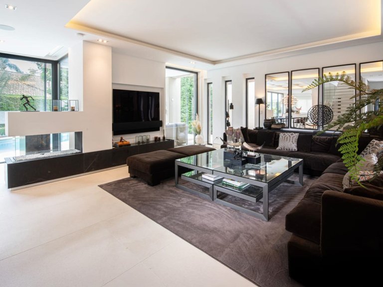 Villa for Sale in The Golden Mile, Malaga 6