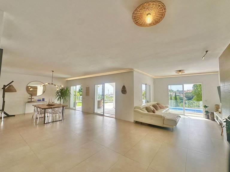 Villa for Sale in Riviera Del Sol, Malaga 9