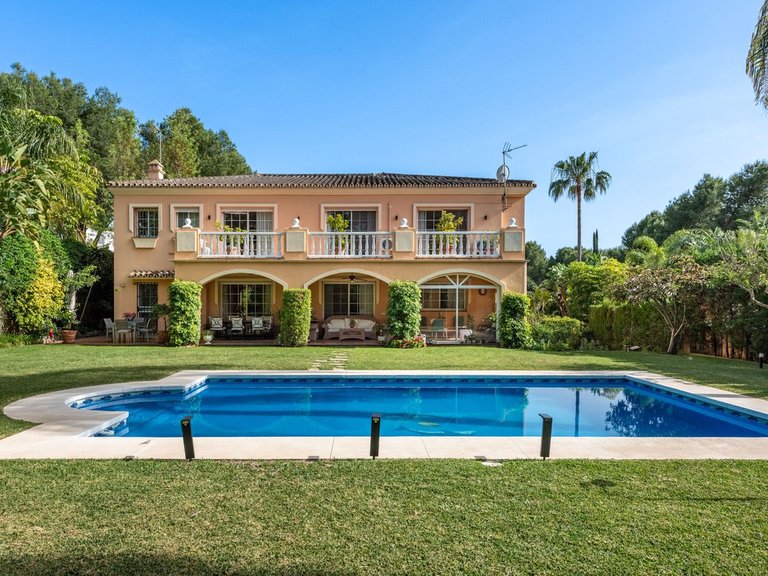 Villa for Sale in Nueva Andalucía, Malaga 1