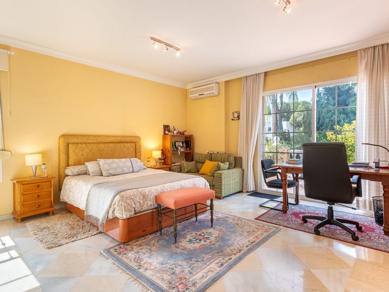 Villa for Sale in Nueva Andalucía, Malaga 11