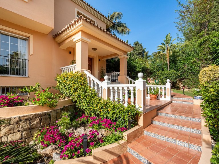Villa for Sale in Nueva Andalucía, Malaga 12
