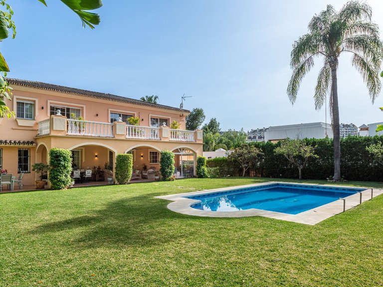 Villa for Sale in Nueva Andalucía, Malaga 22