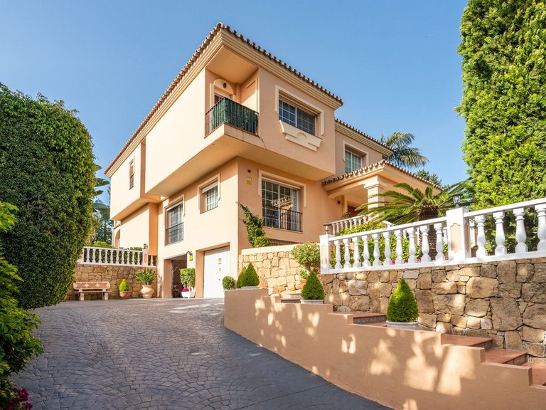 Villa for Sale in Nueva Andalucía, Malaga 27