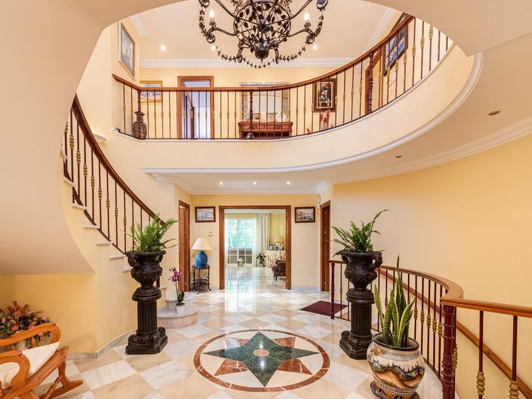 Villa for Sale in Nueva Andalucía, Malaga 28