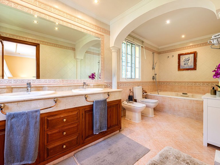 Villa for Sale in Nueva Andalucía, Malaga 8